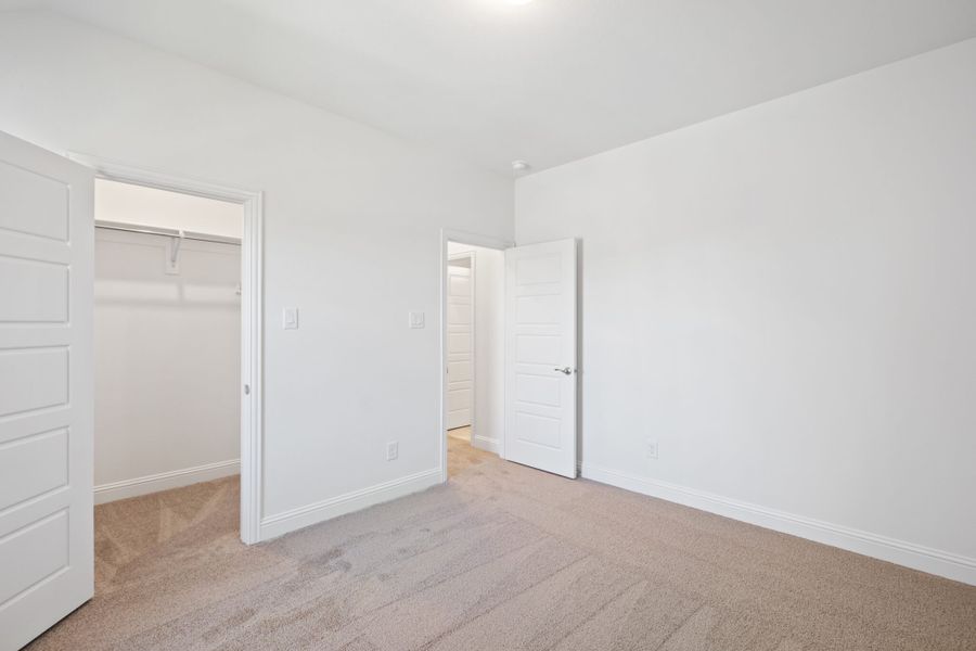 Spacious, unfurnished interior of a new home in Edgewater, Fate (Image 43).