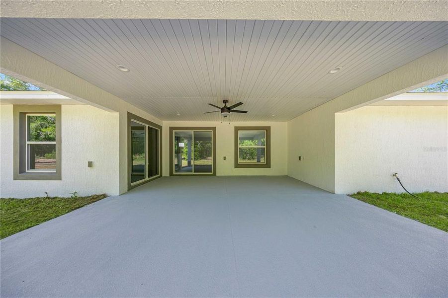 Exterior details and patio area of a home in , Dunnellon (Image 19).