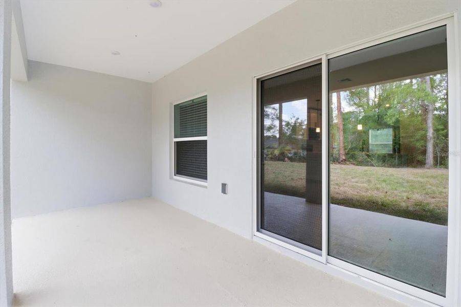 Exterior details and patio area of a home in , Dunnellon (Image 24).