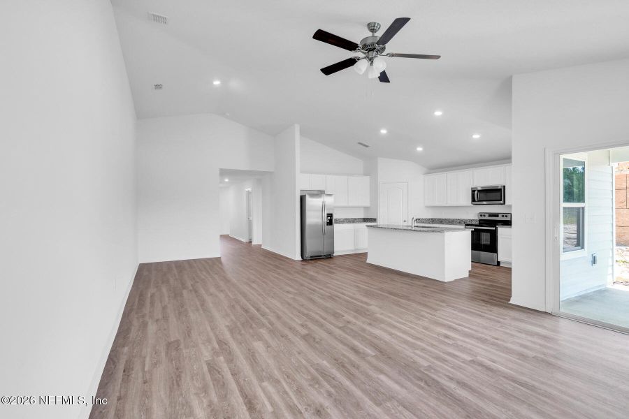 Spacious, unfurnished interior of a new home in Rolling Hills, Green Cove Springs (Image 17).