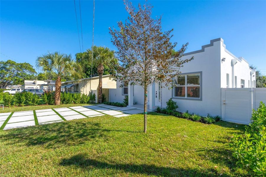 Exterior details and patio area of a home in , West Palm Beach (Image 25).