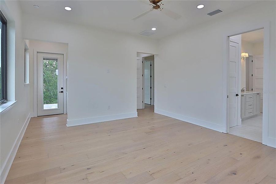 Spacious, unfurnished interior of a new home in , Tampa (Image 40).