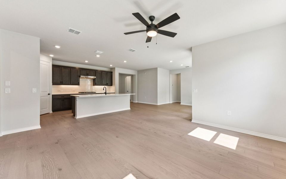 Spacious, unfurnished interior of a new home in Kissing Tree, San Marcos (Image 11).