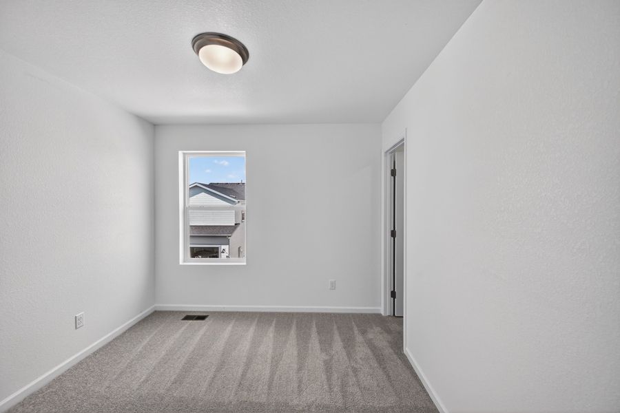 Spacious, unfurnished interior of a new home in Sky Ranch, Aurora (Image 13).