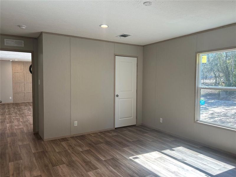 Spacious, unfurnished interior of a new home in , Bronson (Image 10).