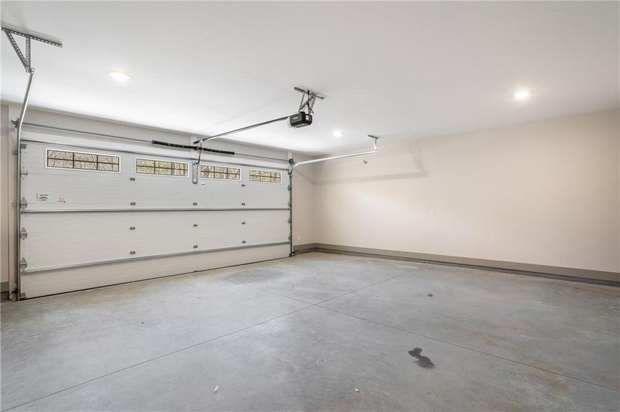 Spacious, unfurnished interior of a new home in , Jasper (Image 24).