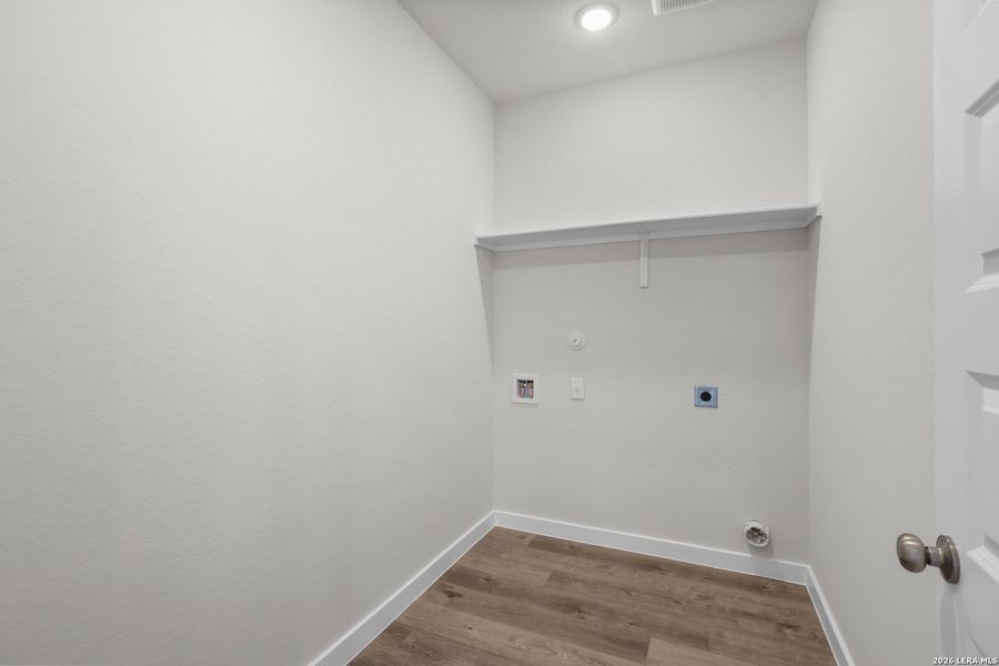Spacious, unfurnished interior of a new home in Hacienda, San Antonio (Image 31).