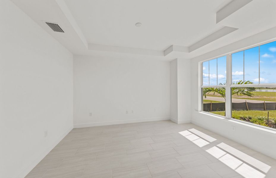 Spacious, unfurnished interior of a new home in Del Webb Oak Creek, North Fort Myers (Image 13).