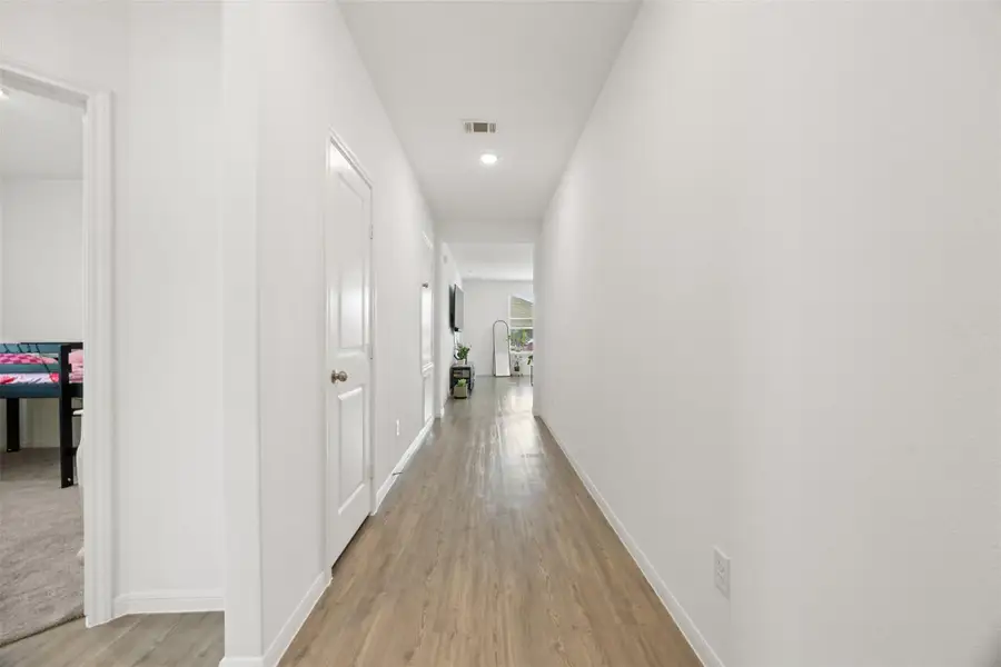 Spacious, unfurnished interior of a new home in , Alvin (Image 20).