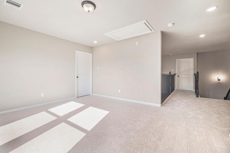 Spacious, unfurnished interior of a new home in Deer Pines, Conroe (Image 22).