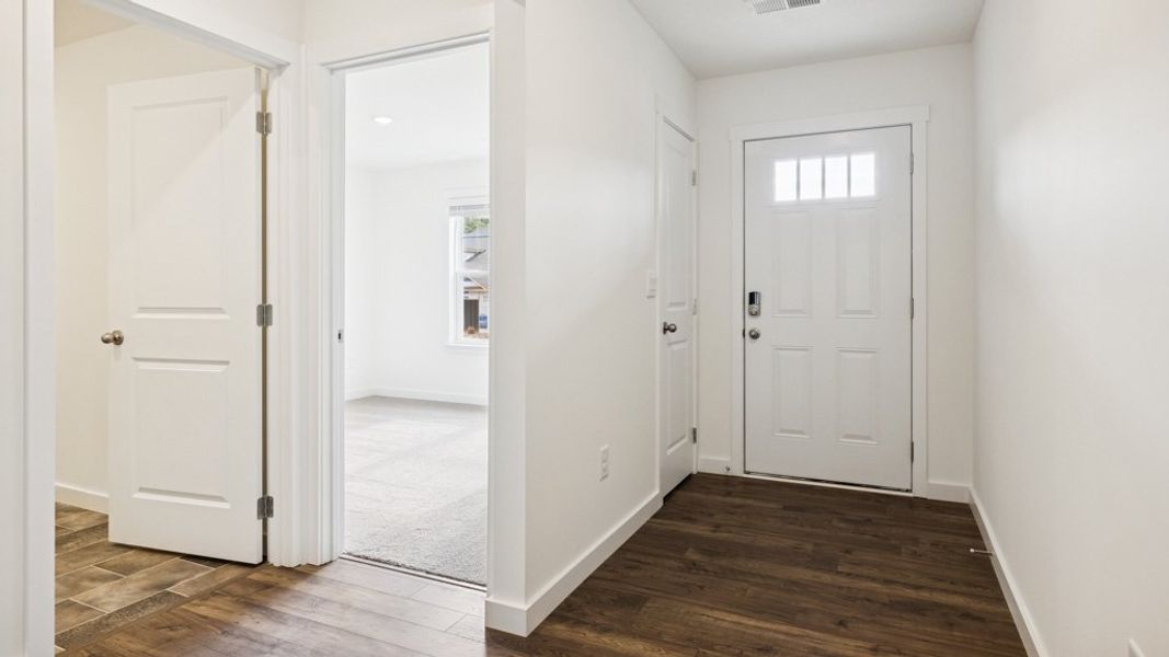Spacious, unfurnished interior of a new home in Emory Creek, Harriman (Image 11).