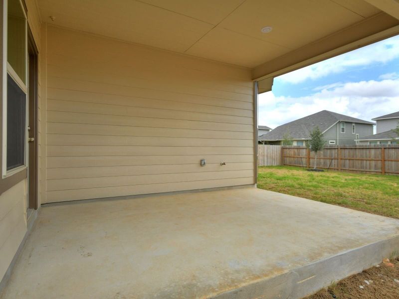 Exterior details and patio area of a home in Thomas Pond, San Antonio (Image 4).