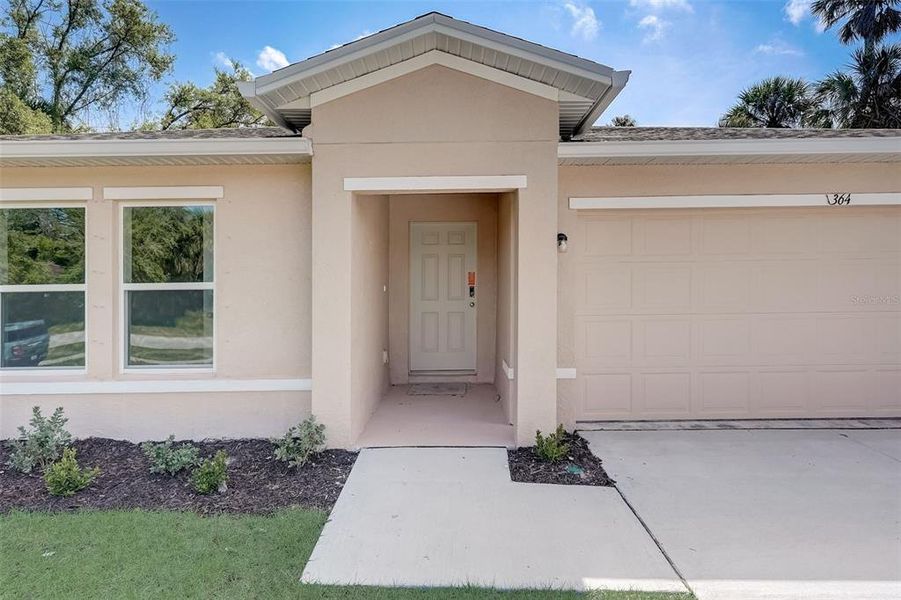 Exterior details and patio area of a home in Citrus Springs, Citrus Springs (Image 4).