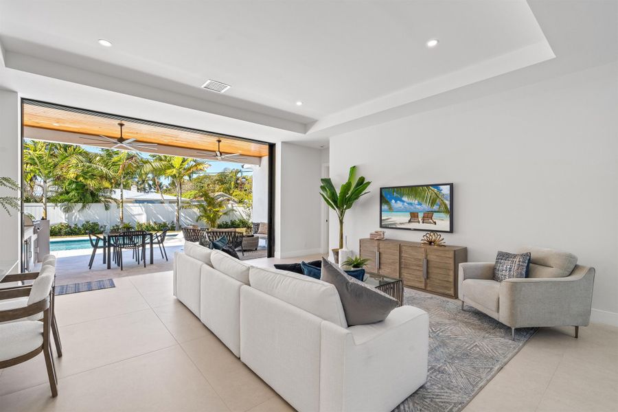 FAMILY_LOOKING_OUT_DT