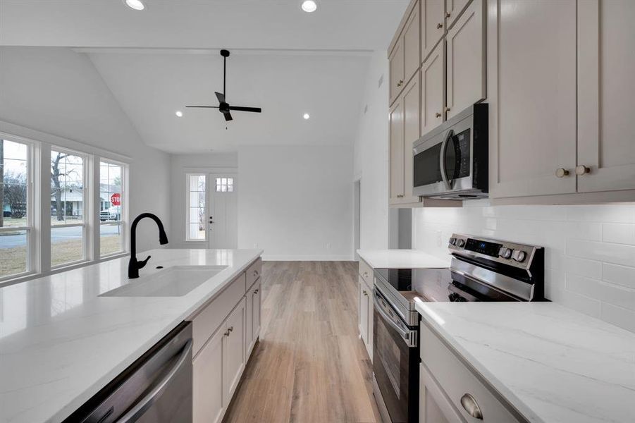 Furnished interior view inside a new home in , Waxahachie (Image 10).