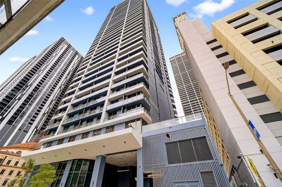 Condo located in Miami, FL showcasing its design and architecture (Image 18).