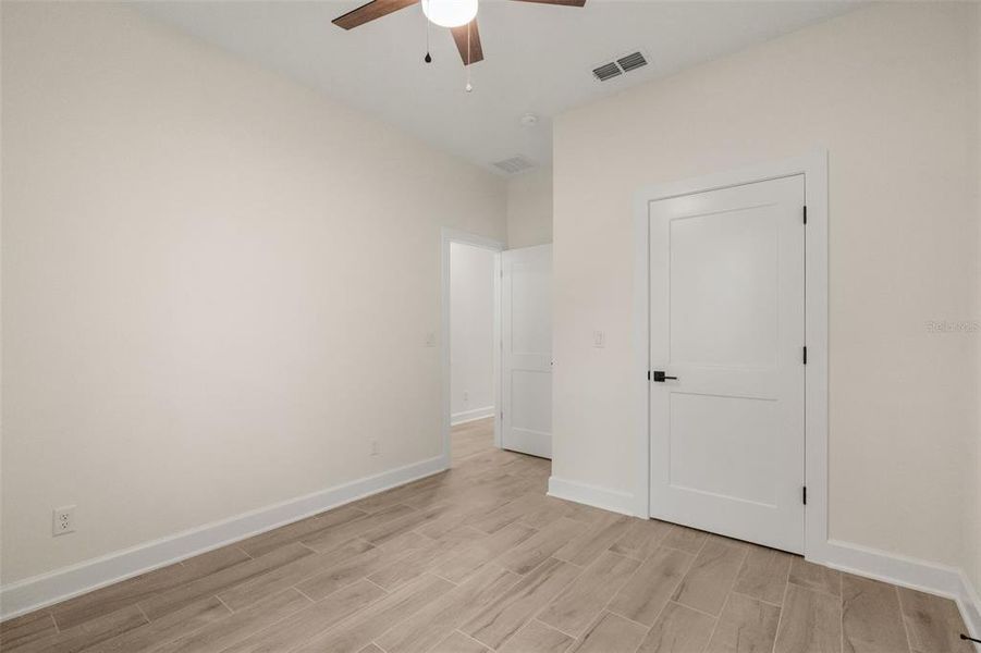 Spacious, unfurnished interior of a new home in , Mascotte (Image 24).