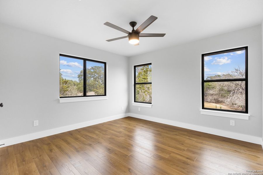 Spacious, unfurnished interior of a new home in , Bandera (Image 20).