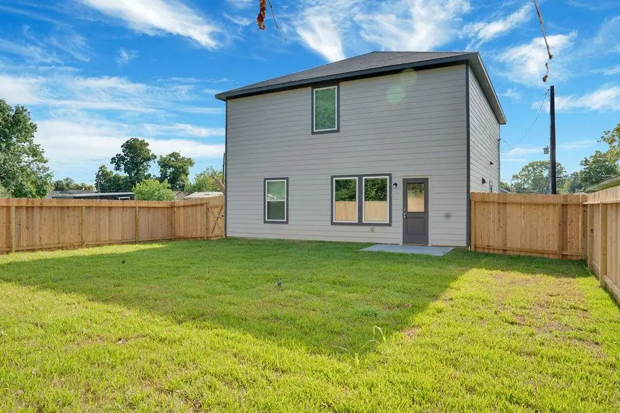 Exterior details and patio area of a home in , Texas City (Image 3).