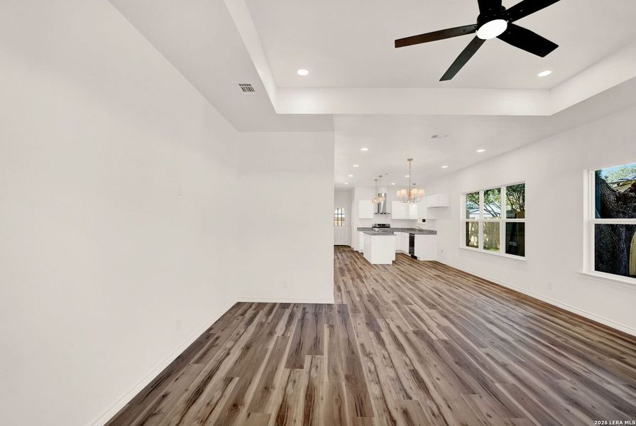Spacious, unfurnished interior of a new home in , Hondo (Image 27).