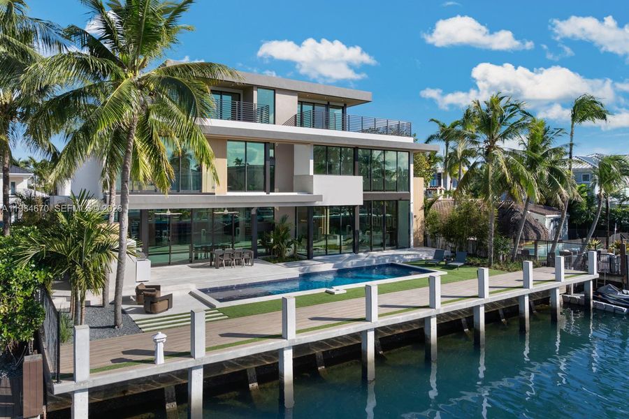 Condo located in Fort Lauderdale, FL showcasing its design and architecture (Image 5).