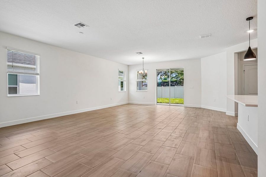 Spacious, unfurnished interior of a new home in Oasis Reserve, Orlando (Image 10).