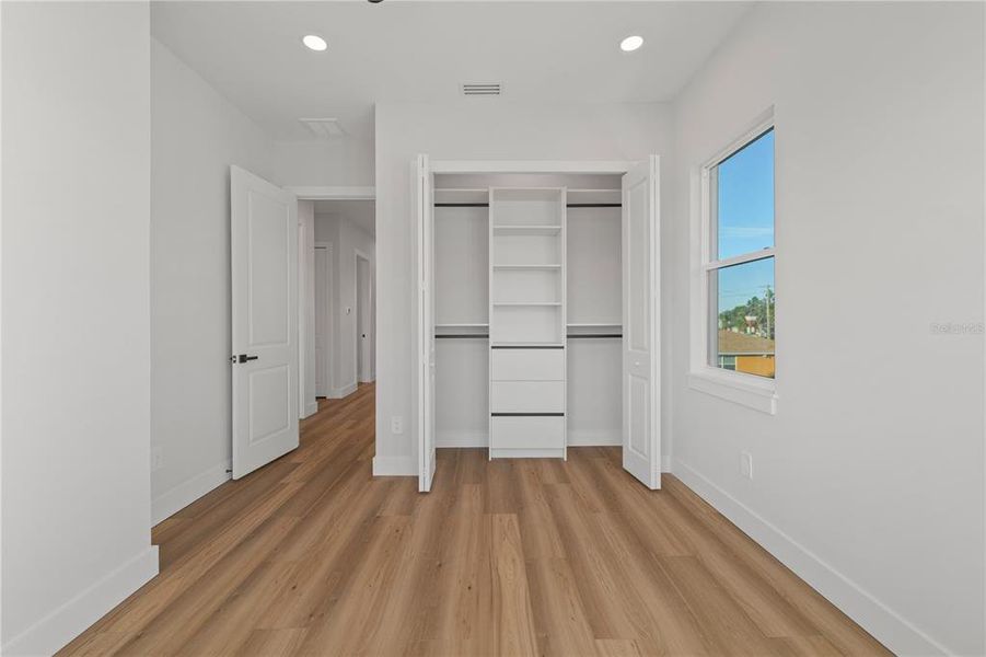 Spacious, unfurnished interior of a new home in , Tampa (Image 29).