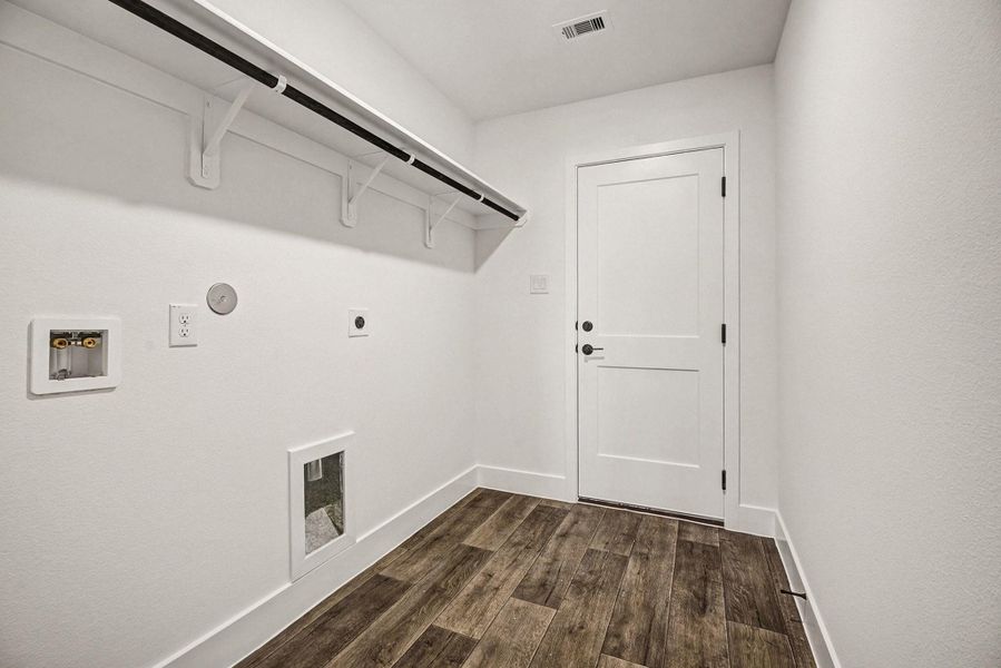 Spacious, unfurnished interior of a new home in , Angleton (Image 14).