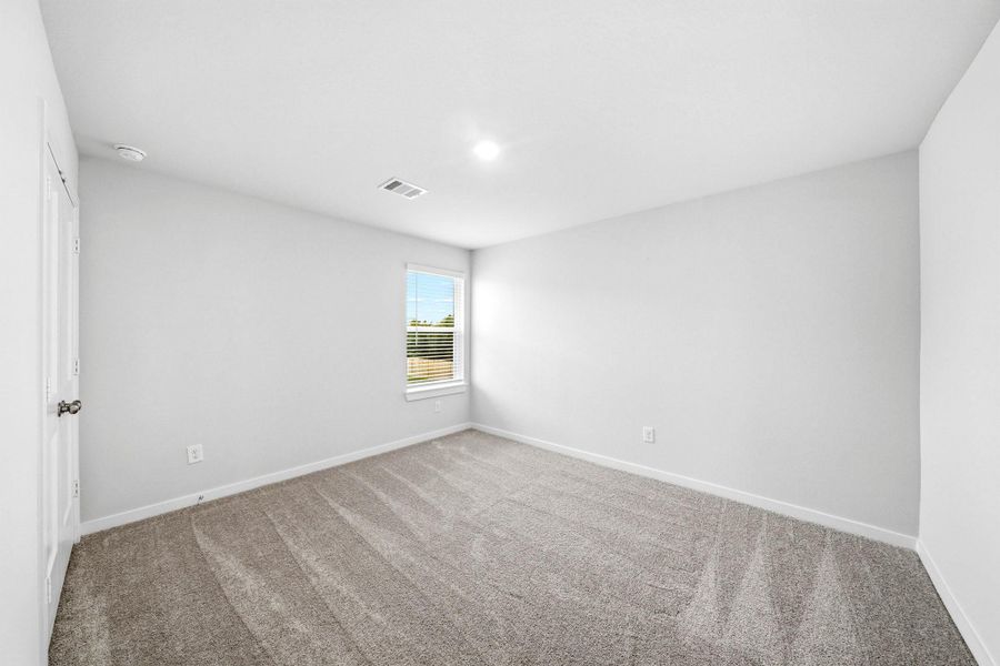 Spacious, unfurnished interior of a new home in Country Creek, Mont Belvieu (Image 18).