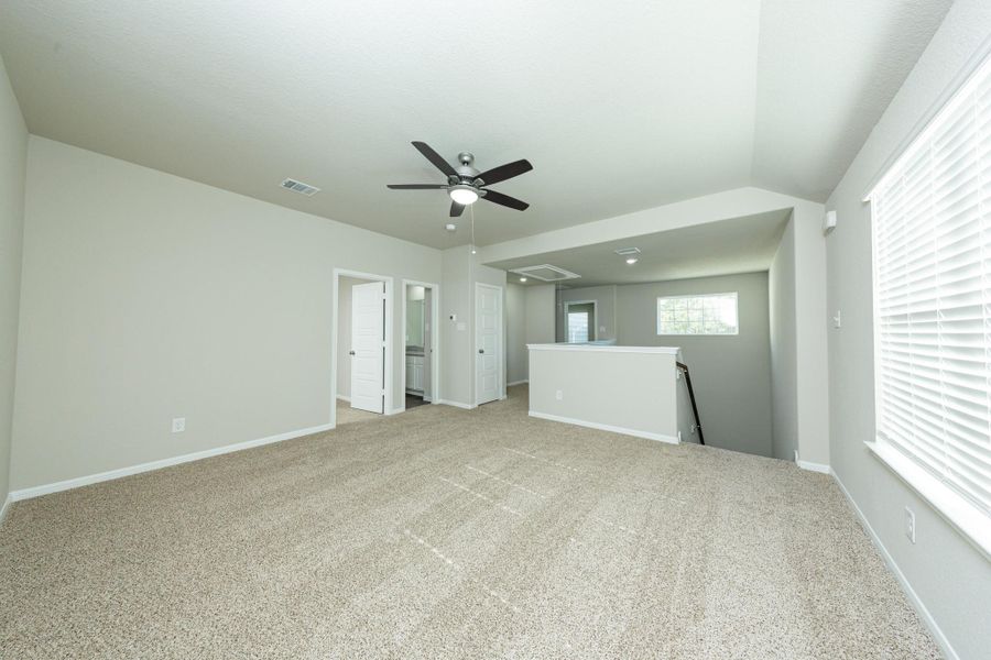 Spacious, unfurnished interior of a new home in Mackenzie Creek, Conroe (Image 19).
