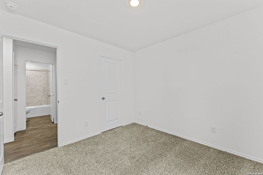 Spacious, unfurnished interior of a new home in Avenida, Converse (Image 9).