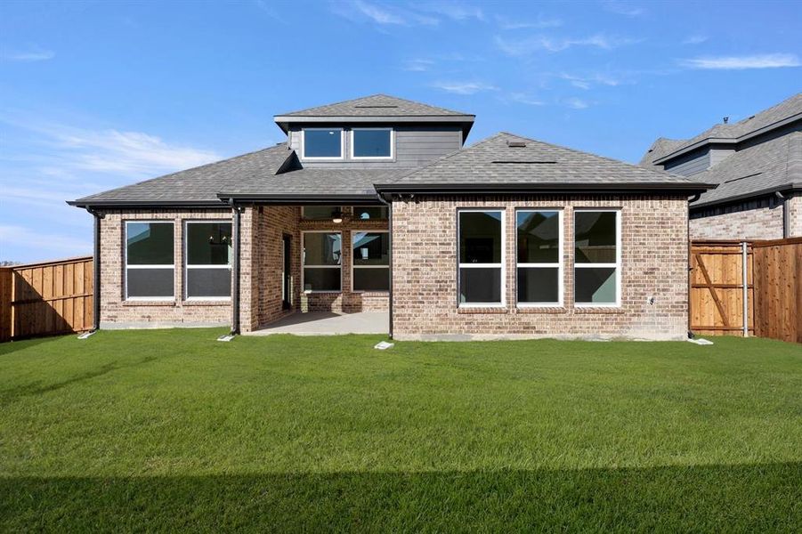 Exterior details and patio area of a home in Edgewood Creek, Celina (Image 4).