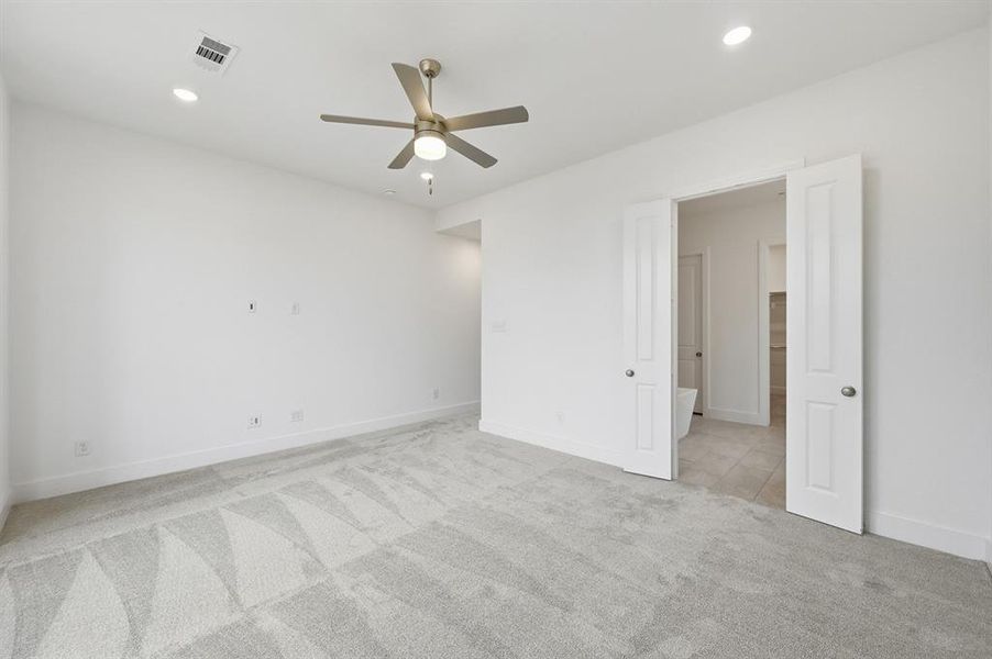 Spacious, unfurnished interior of a new home in Dove Hollow, Waxahachie (Image 15).