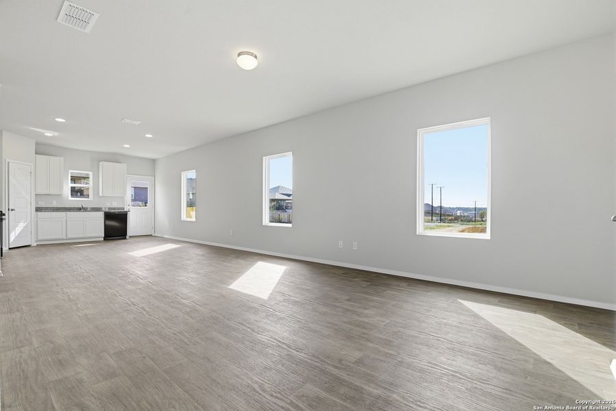 Spacious, unfurnished interior of a new home in Hunters Ranch, San Antonio (Image 31).