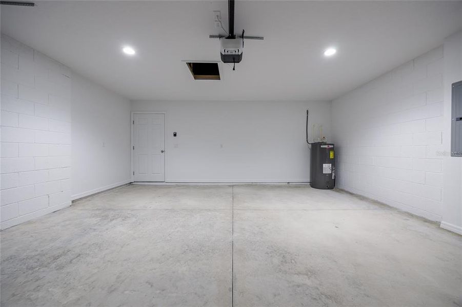 Spacious, unfurnished interior of a new home in , Ocklawaha (Image 18).