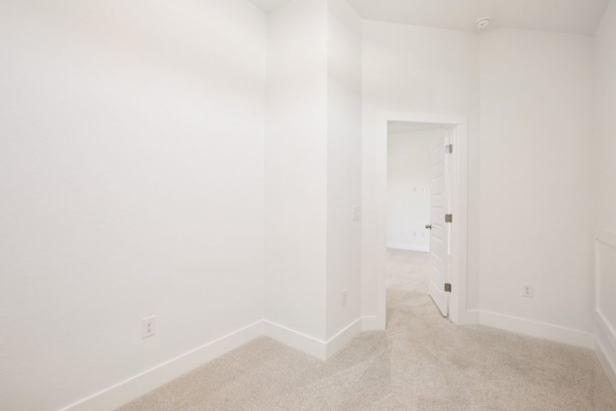 Spacious, unfurnished interior of a new home in Persimmon, Buda (Image 21).