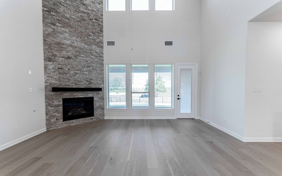 Spacious, unfurnished interior of a new home in Heath Golf & Yacht Club, Heath (Image 47).