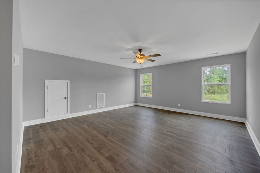 Spacious, unfurnished interior of a new home in Givens Park, Chattanooga (Image 28).