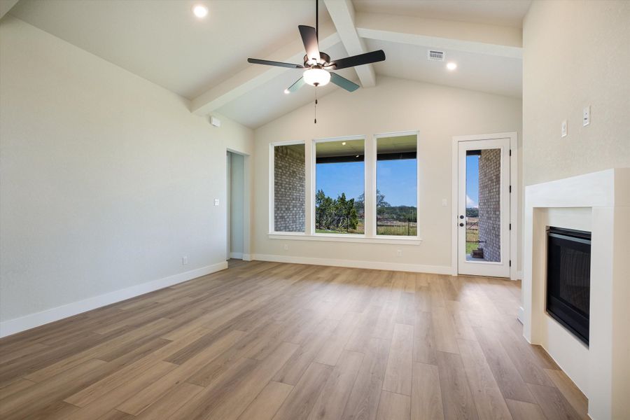 Spacious, unfurnished interior of a new home in Esperanza, Boerne (Image 16).