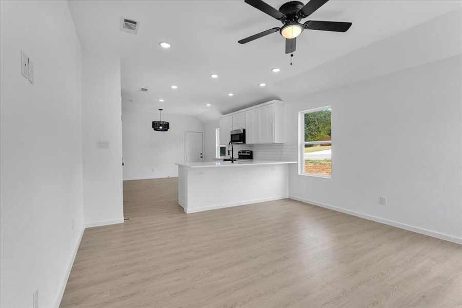 Spacious, unfurnished interior of a new home in , Denison (Image 12).