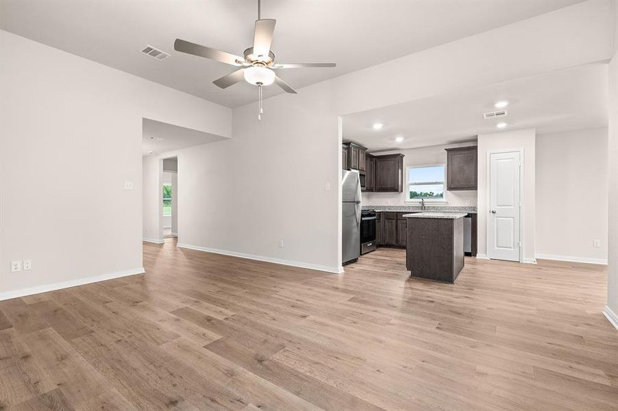 Spacious, unfurnished interior of a new home in Creekside Estates, Terrell (Image 5).