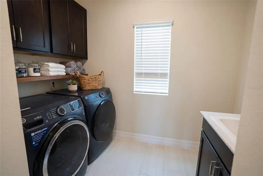 Furnished interior view inside a new home in Parkview Reserve, Orlando (Image 12).