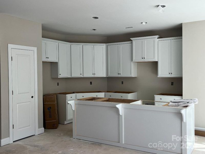 Kitchen w/Island Kitchen w/Island