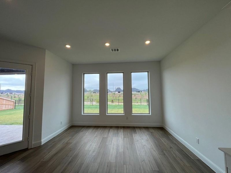 Spacious, unfurnished interior of a new home in Cross Creek West, Fulshear (Image 26).