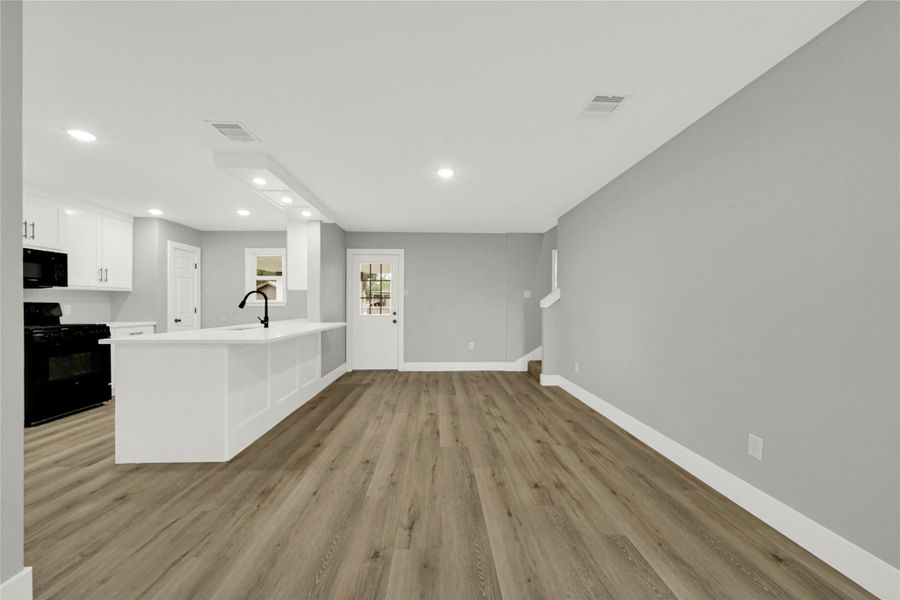 Spacious, unfurnished interior of a new home in , Houston (Image 8).