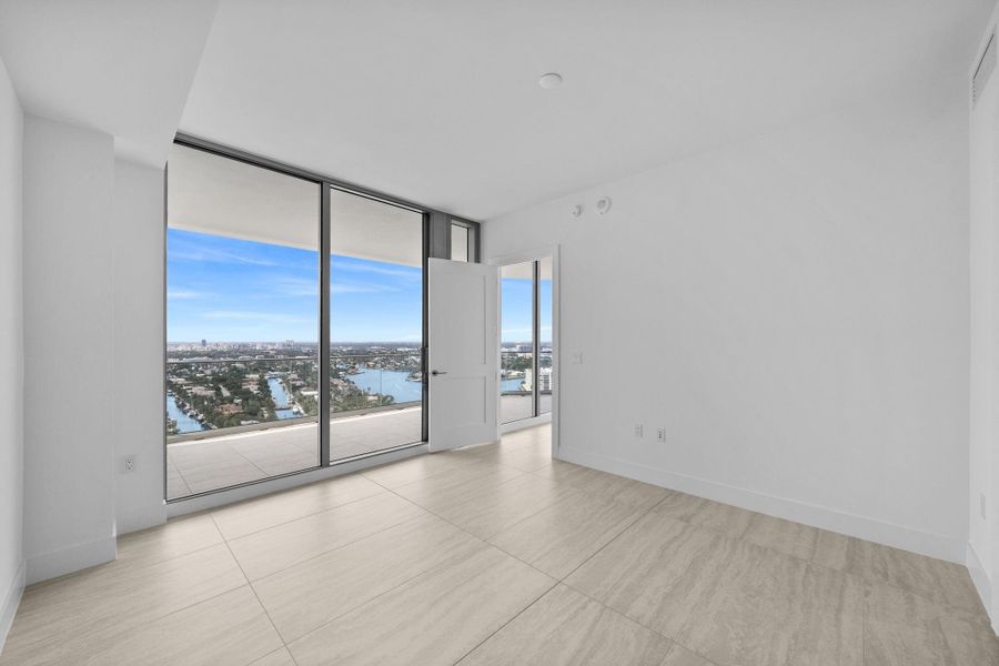 Spacious, unfurnished interior of a new home in Selene Oceanfront Residences, Fort Lauderdale (Image 45).