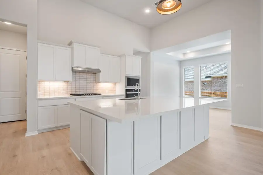 Large Center Island in Kitchen