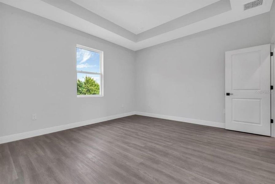 Spacious, unfurnished interior of a new home in , Port Charlotte (Image 9).