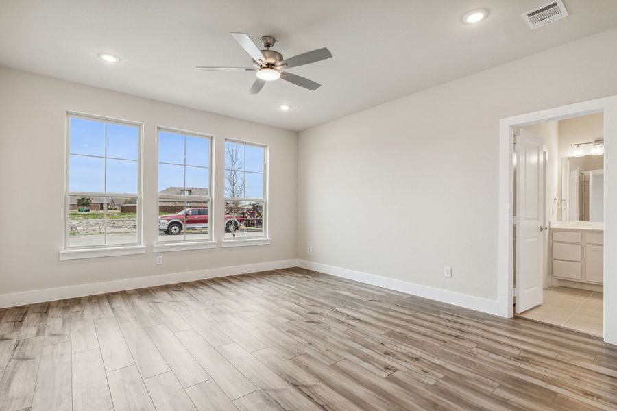 Spacious, unfurnished interior of a new home in Dove Hollow, Waxahachie (Image 15).