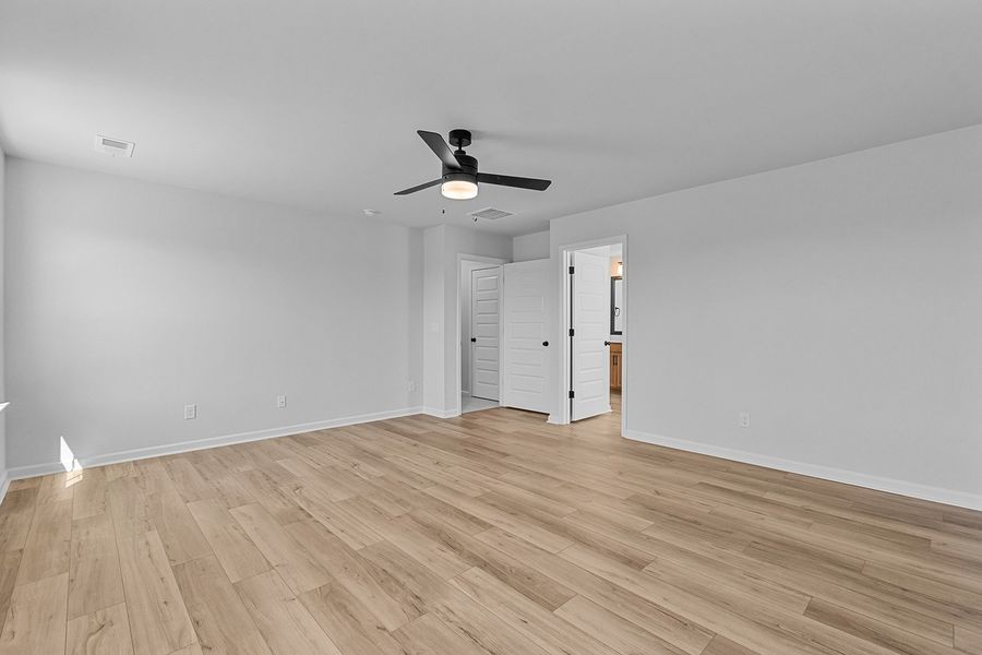Spacious, unfurnished interior of a new home in Fieldstone, Lexington (Image 38).